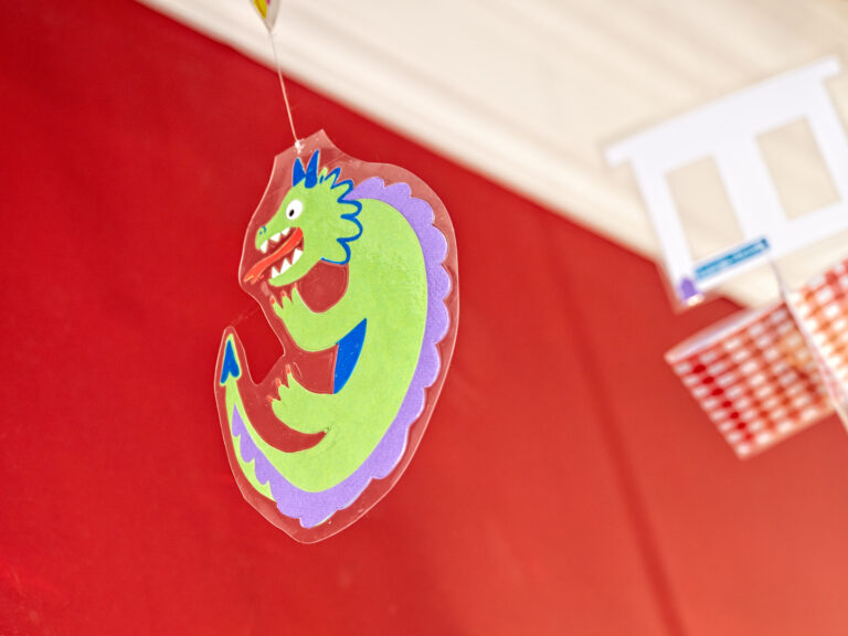 Kleurrijke hangende draak decoratie