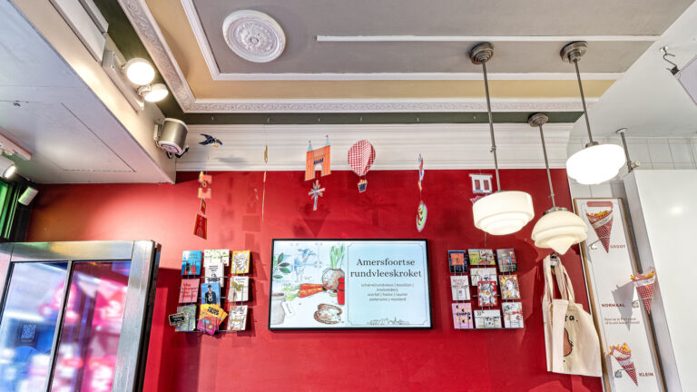 Kleurige muur met decoratieve items
