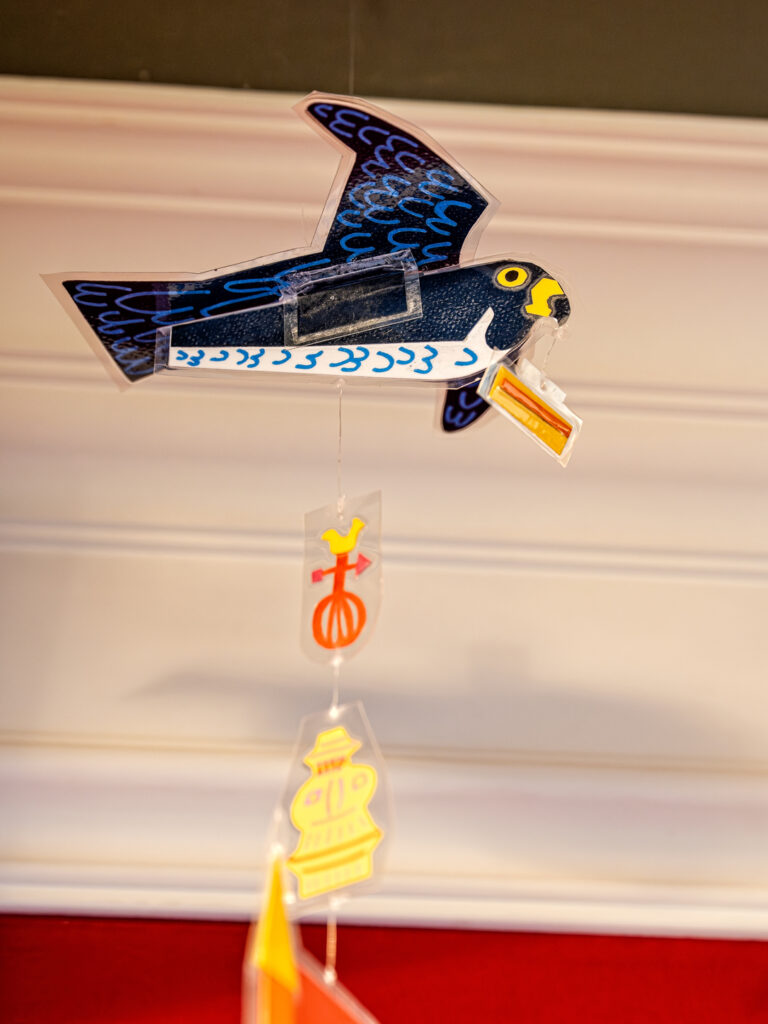 Kleurrijke hangdecoratie met vogels